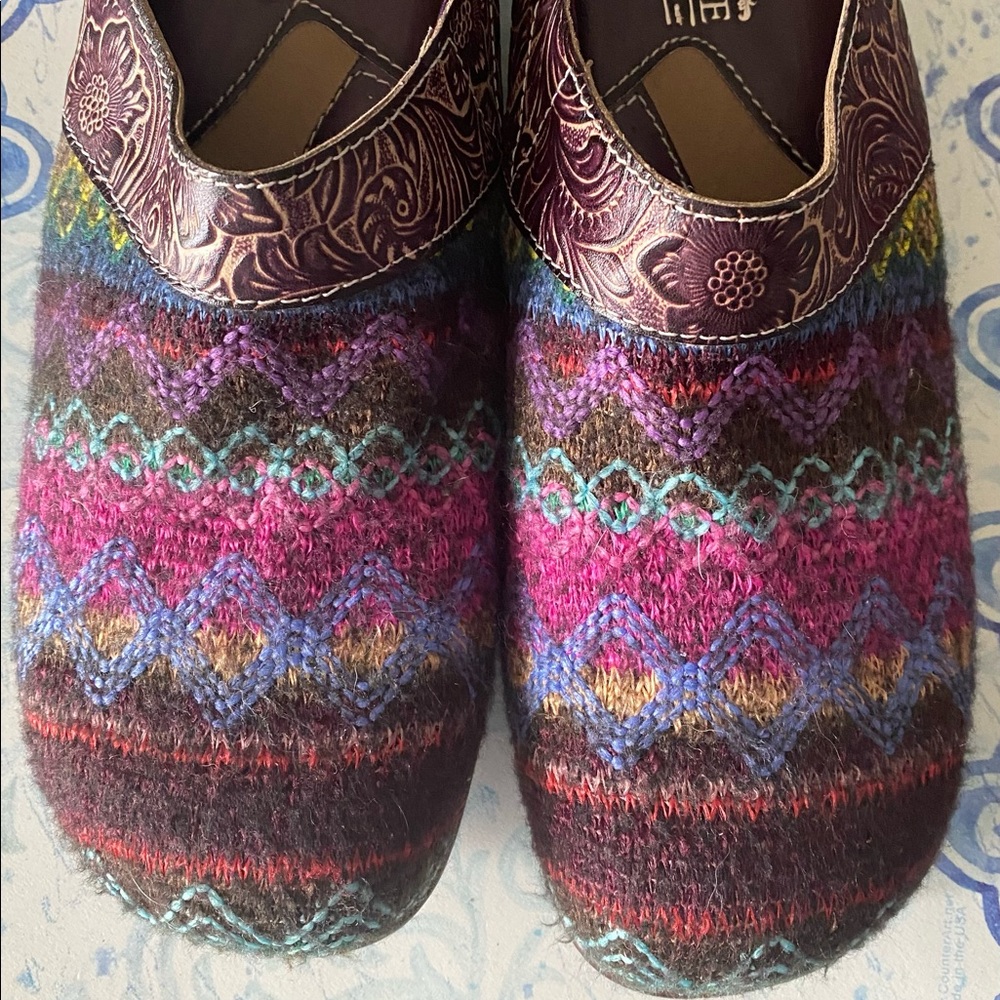 Springstep L’artiste clogs. Only worn once. Multicolor. Very pretty.